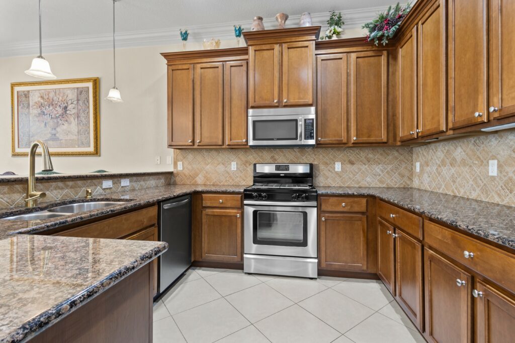 Port St Lucie Home for Sale, Granite Chef's Kitchen Stainless Appliances, lots of cabinets